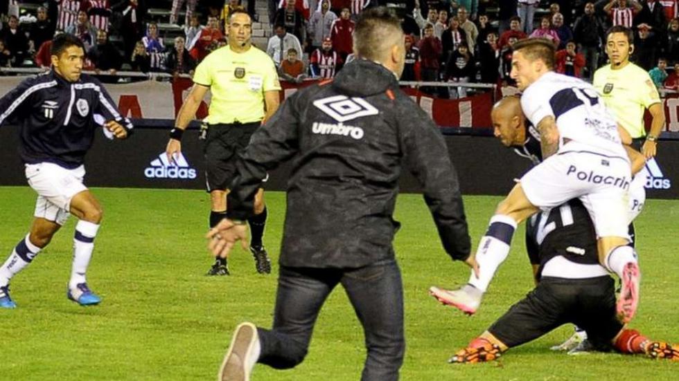 Estudiantes y Gimnasia de La Plata suspendido tras pelea [FOTOS]