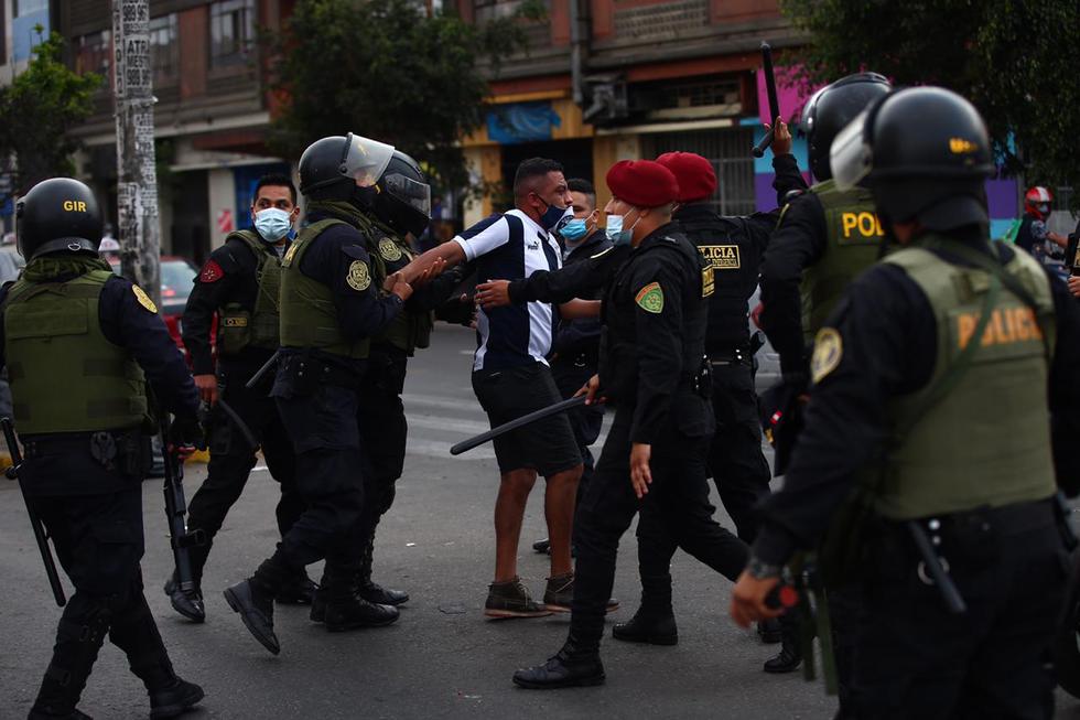 Alianza Lima descendió a segunda: hinchas generan disturbios y se enfrentan a la policía | FOTO: GEC