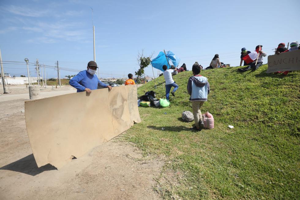 Cusco: decena de pobladores caminan por la Panamericana Sur para llegar a la Ciudad Imperial. Foto: Britanie Arroyo / GEC