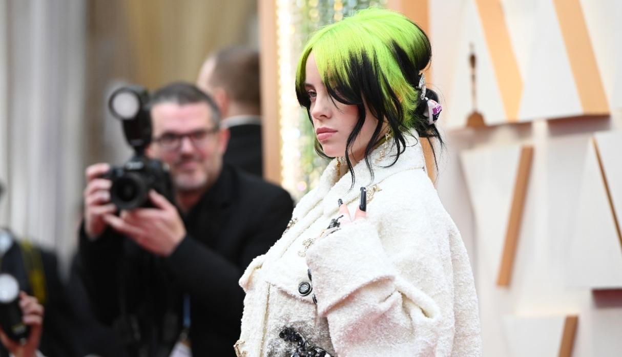 Billie Eilish en la alfombra roja de los premios Oscar 2020. (Foto: AFP)