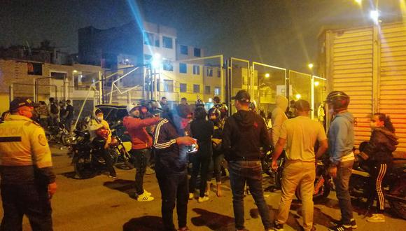 La Policía y serenos intervinieron a 50 extranjeros que realizaban una fiesta en la calle. (Foto: Municipalidad del Callao)