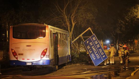 El bus impactó violentamente contra un árbol y se trajo abajo un letrero de señalización.(Foto: Césae Grados)
