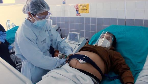 Las mujeres asisten a sus controles prenatales para que los médicos monitoreen el buen desarrollo del bebé (Foto: Essalud).