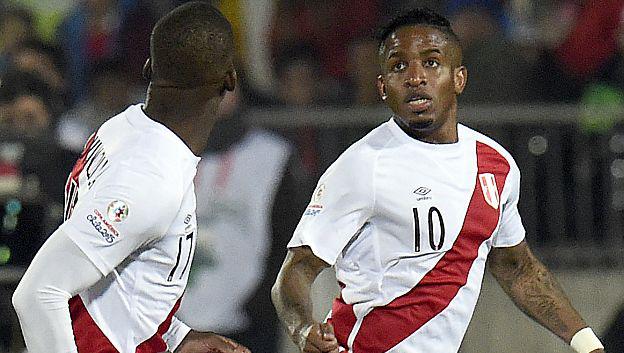 Jefferson Farfán y Luis Advíncula protagonizaron una divertida transmisión en Instagram. (Foto: AFP)