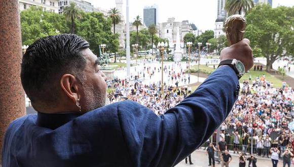 Diego Maradona volvió al balcón presidencial con réplica de la Copa del Mundo y gritó: ”¡Macri nunca más!”