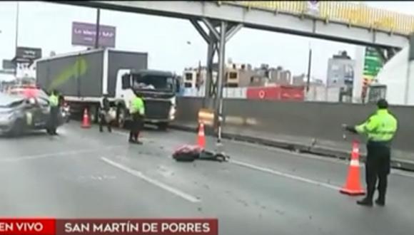 Joven perdió la vida luego que su moto se despistara en la Panamericana Norte, esta mañana. Foto: captura América Noticias