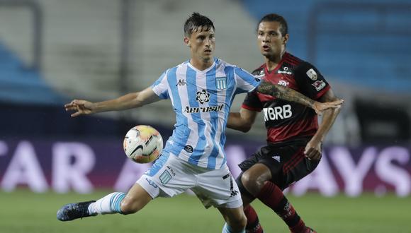 Argentina's Racing Club Hector Fertoli (L) and Brazil's Flamengo Willian Arao vie for the ball during their closed-door Copa Libertadores round before the quarterfinals football match at the Presidente Peron stadium in Avellaneda, Buenos Aires Province, Argentina, on November 24, 2020. (Photo by Juan Ignacio RONCORONI / POOL / AFP)