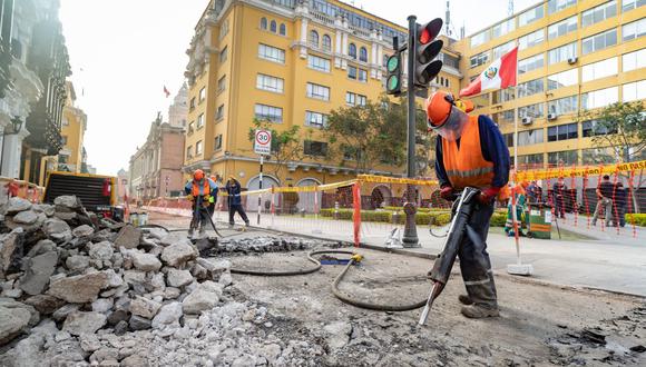 Actualmente, se efectúa el retiro de la carpeta asfáltica, sardinel y adoquinado, así como la demolición de veredas y excavación de zanjas para el tendido de tuberías sanitarias en el Centro de Lima. (Foto: Municipalidad de Lima)