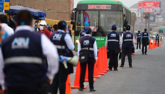 Fiscalizadores de la ATU se desplegaron en diversos paraderos de Lima y Callao para poner orden durante el paro de transportistas del mes de abril. (Foto: Hugo Curotto / @photo.gec)