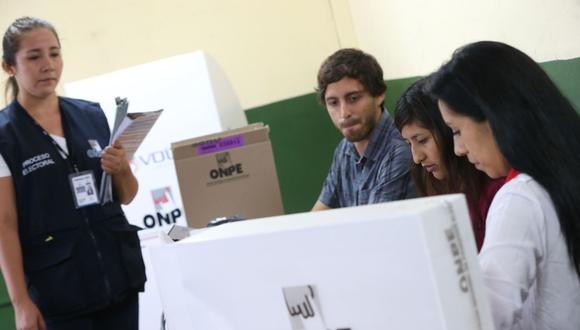 Los miembros de mesa son parte fundamental del proceso de elecciones; ya que les corresponde presidir el acto de votación, controlar el desarrollo de la votación y realizar el recuento y escrutinio. (Foto: Andina)