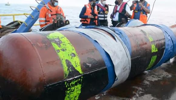 El fiscal Ariel Tapia indicó que el PLEM (equipo submarino), que conectó el buque Mare Doricum con el ducto que llevó el petróleo hasta La Pampilla, será trasladado a laboratorios acreditados para determinar las causas de la fuga de petróleo. (Captura video: Ministerio Público)