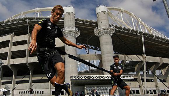Alexander Lecaros entrenando con Keisuke Honda en Botafogo. (Foto: Vitor Silva / Botafogo)