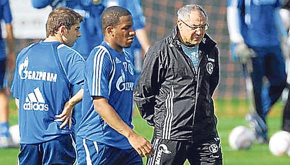 Técnico critica a Farfán que ya entrena con el Schalke