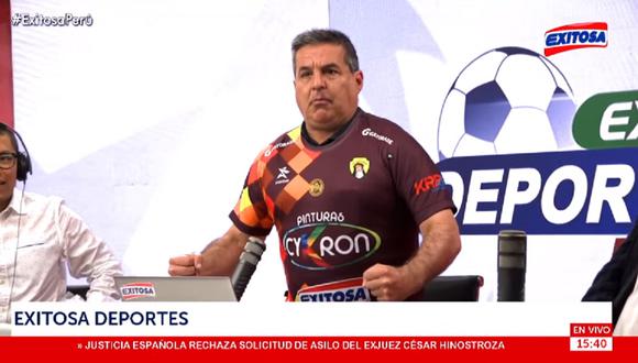 Gonzalo Núñez se probó la camiseta de Los Chankas y su compañero Óscar Paz lo comparó con Diego Mayora. (Captura Exitosa Deportes)