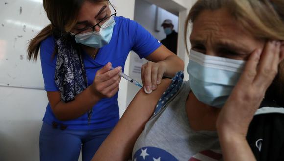 Estudio reveló también que la vacuna china de SINOVAC evita el 80% de muertes y un 89% de ingresos en UCI tras la segunda dosis.  (REUTERS/Ivan Alvarado).