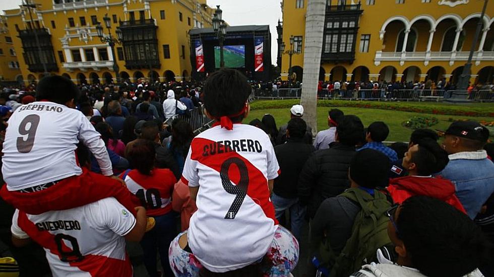 Perú vs. Uruguay: así viven los hinchas peruanos el partido antes los 'charrúas' en la Plaza Mayor de Lima | FOTOS