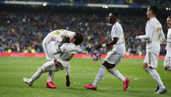 Real Madrid's Mariano Diaz, left, celebrates with teammates after scoring his side's second goal during the Spanish La Liga soccer match between Real Madrid and Barcelona at the Santiago Bernabeu stadium in Madrid, Spain, Sunday, March 1, 2020. (AP Photo/Manu Fernandez)