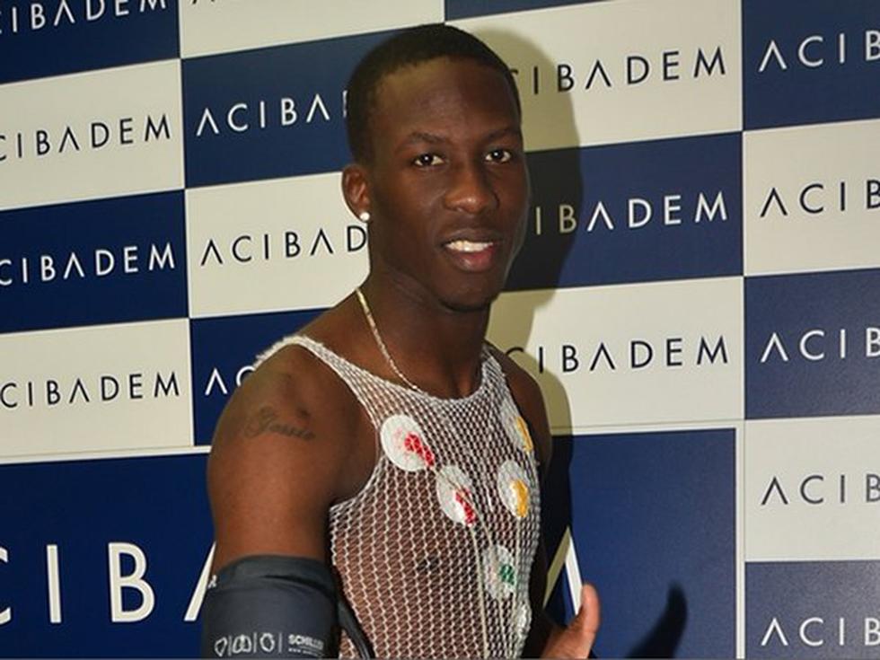 Luis Advíncula pasó los exámenes médicos y fue presentado en el Bursaspor de Turquía