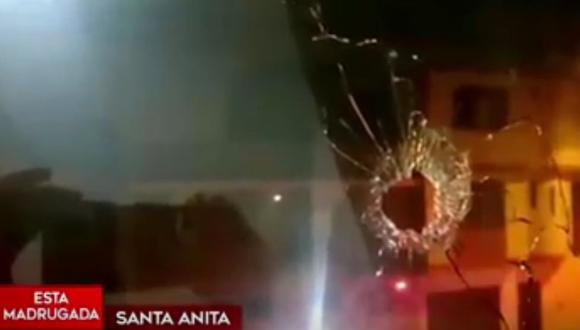 La vivienda, situada en Santa Anita, fue atacada a disparos la madrugada de este miércoles. (Captura: América Noticias)