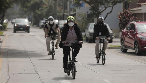 Un ciclista debe tener claro que la vereda es sólo para peatones y si desea transitar por ella, tendrá que hacerlo a pie llevando su bicicleta. (Foto: Leandro Britto/GEC)