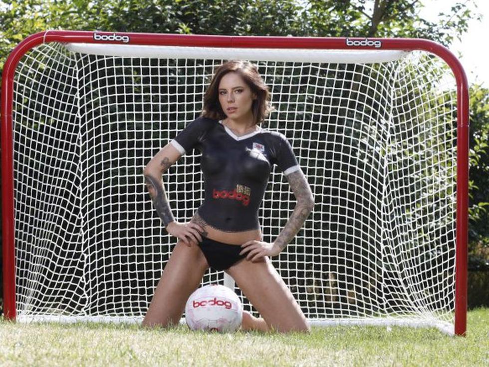 Club de Escocia presenta su camisetea con sexy modelo semidesnuda [FOTOS]