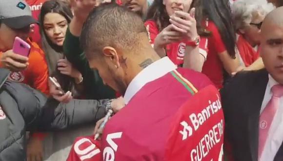 Guerrero vuelve locos a hinchas de Inter en firma de autógrafos [VIDEO]