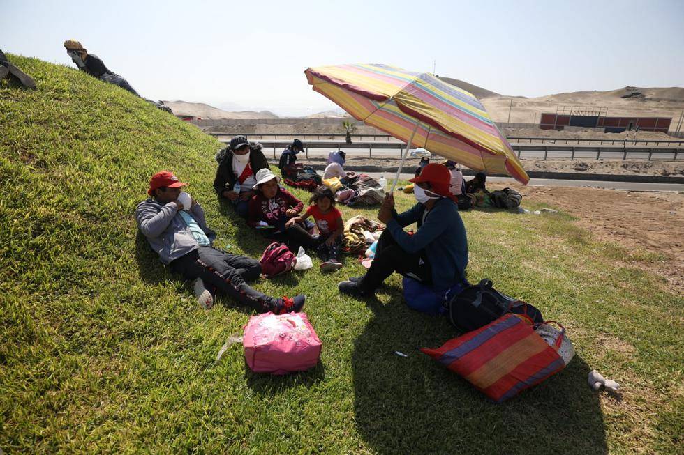 Cusco: decena de pobladores caminan por la Panamericana Sur para llegar a la Ciudad Imperial. Foto: Britanie Arroyo / GEC