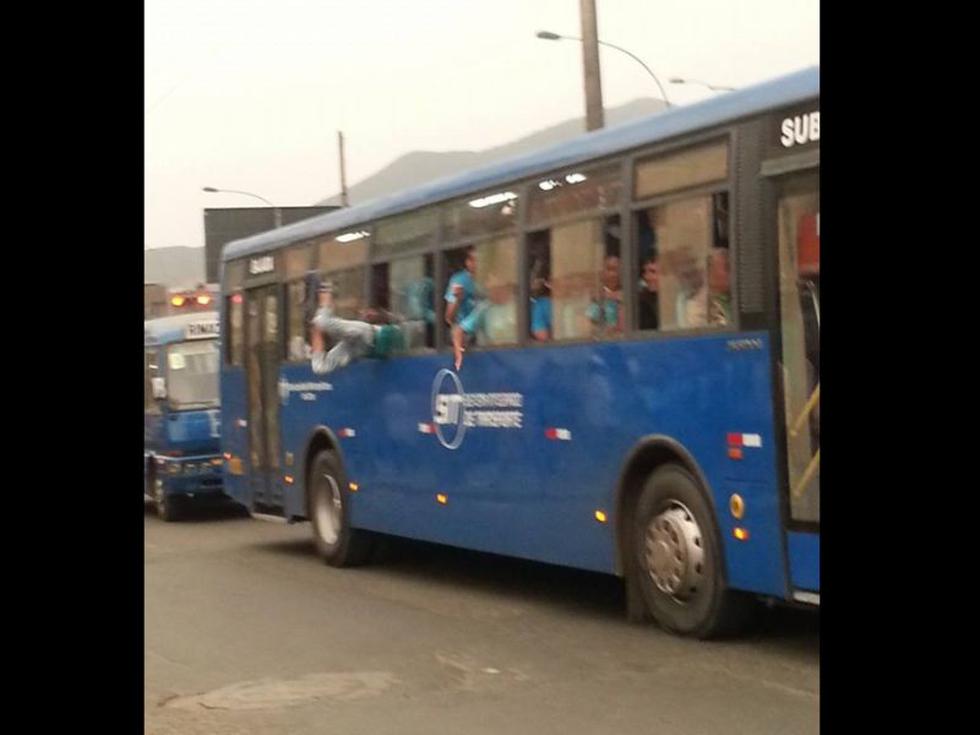 Hinchas de Sporting Cristal se apoderan de buses azules para llegar al estadio [FOTOS]