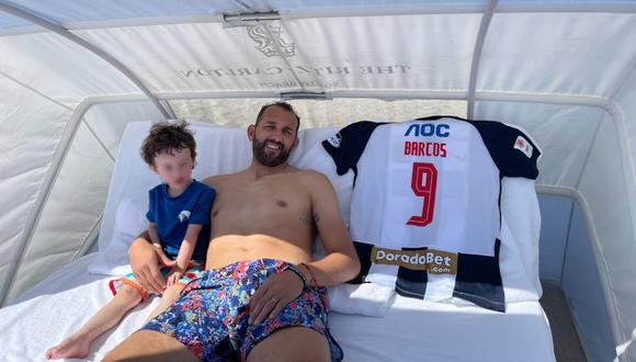 Hernán Barcos disfruta de unos días libres en Miami y posó junto a la camiseta de Alianza Lima. (Twitter)