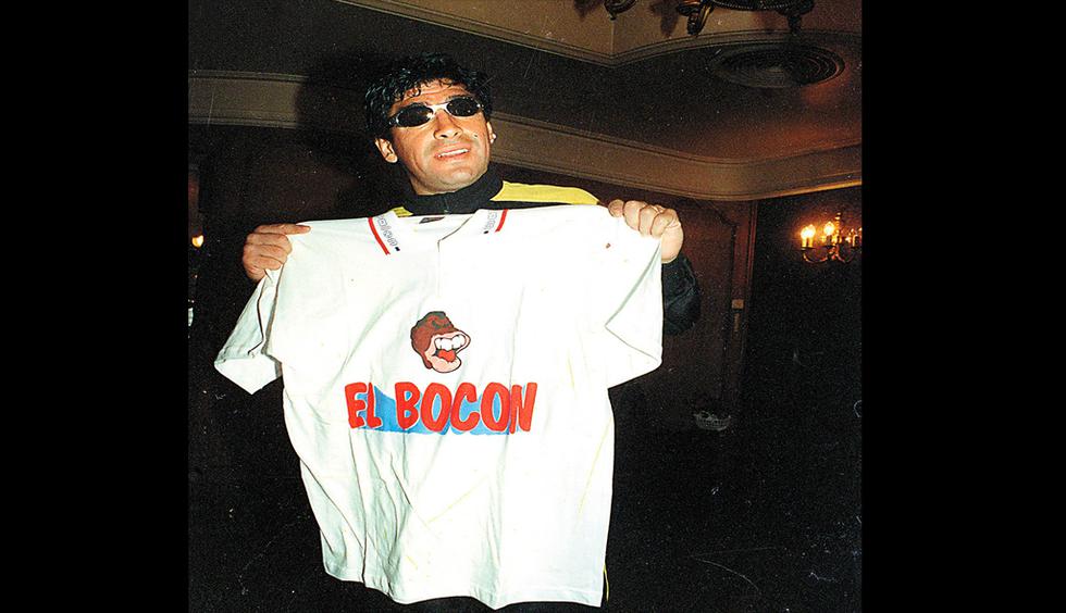 Diego Armando Maradona con la camiseta de El Bocón. Buenos Aires, 14 de setiembre de 1997. (GEC Archivo Histórico)