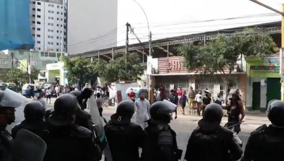 Siete fiscalizadores de la Municipalidad de Breña resultaron heridos tras ataque de turba en exteriores del mercado. (Captura: Canal N)