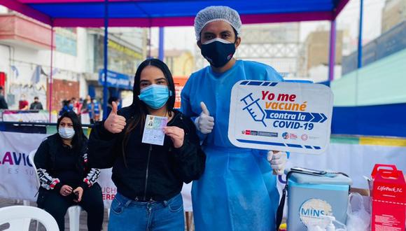 Brigadas de la Diris Lima Centro vacunaron a comerciantes, ayudantes, estibadores, clientes y transeúntes gracias a la estrategia ‘Vamos a tu encuentro, ¡Vacúnate ya!’. Foto: Minsa