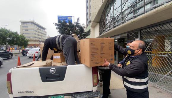 Las cuarenta cajas conteniendo los artículos médicos fueron internados en el local de la Dirección de Seguridad del Estado, en Pueblo Libre. (Foto: PNP)