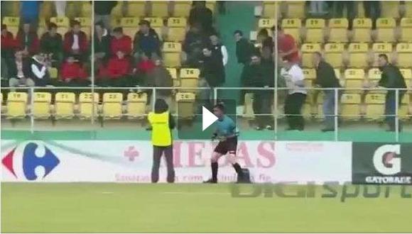 Insólito: Hinchas imitan a árbitro y logran empate de su equipo [VIDEO]