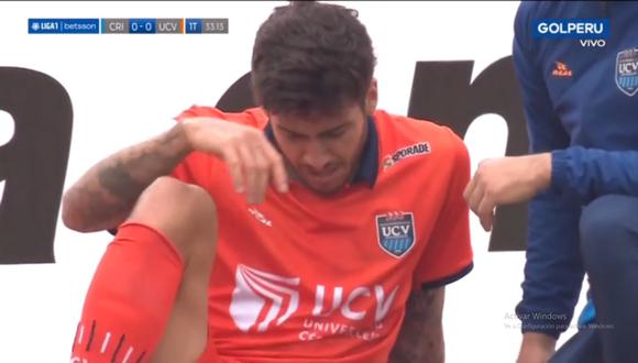 El delantero de César Vallejo cayó al suelo luego de que se lesionara durante el partido ante Sporting Cristal.