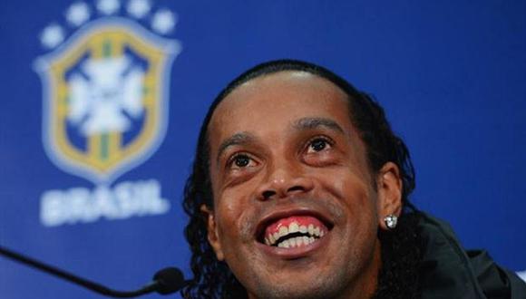 A Ronaldinho se le fueron los ojos con el escote de reportera [VIDEO]
