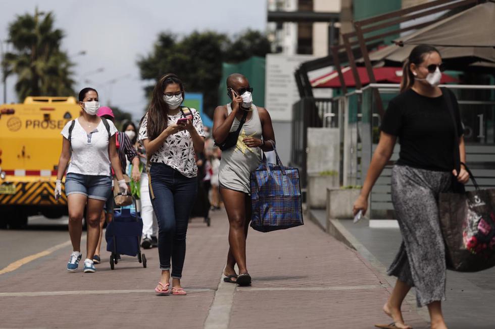 Así lucieron las largas colas en Wong en el día que solo salen mujeres. Foto: Leandro Britto / GEC