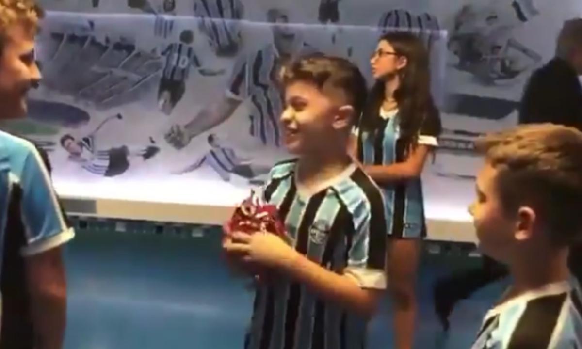 Gabriel Barbosa hizo feliz a un niño de Gremio tras regalarle su camiseta | Foto: Captura