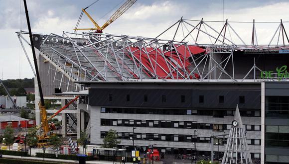 Un fallecido y doce heridos dejaron derrumbe en estadio de Twente