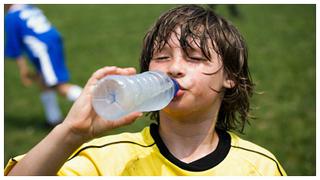 La correcta alimentación de los niños deportistas para el verano