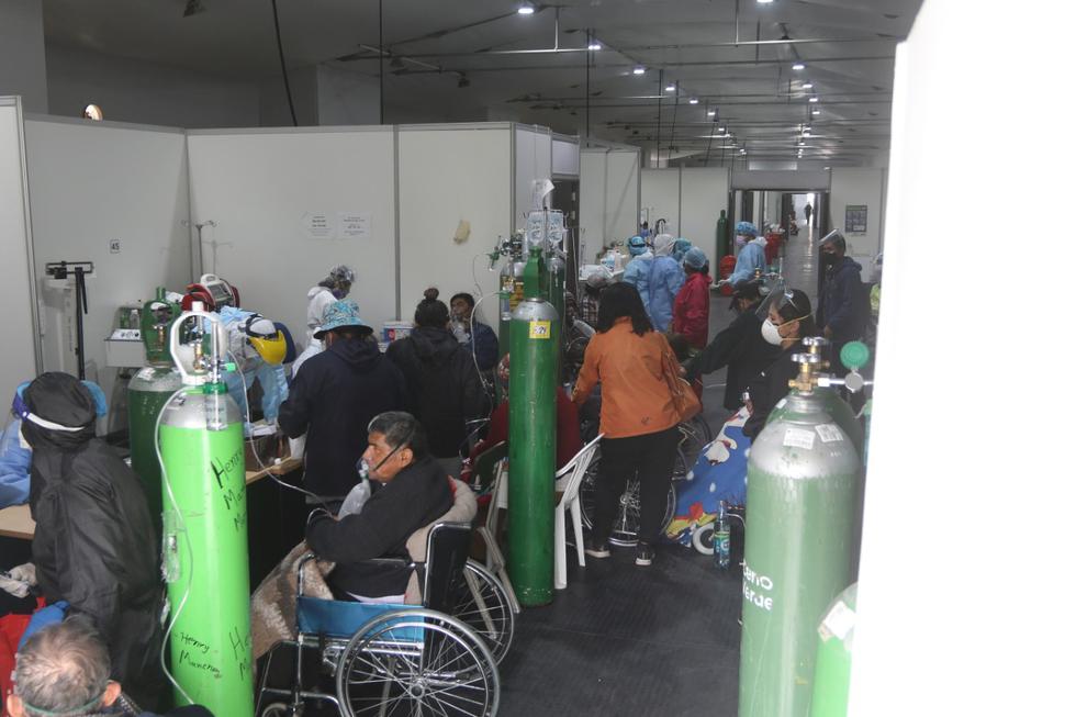 La situación sanitaria en la región Arequipa actualmente es crítica. En el Hospital Honorio Delgado hay más de 100 pacientes a la espera de una cama, cuando el área correspondiente solo tiene capacidad para 60 personas. El hacinamiento se puede apreciar en la imagen. (Foto: Eduardo Barreda / GEC)