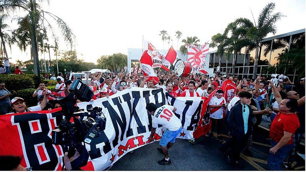 Selección peruana: Hinchas realizan banderazo en Miami