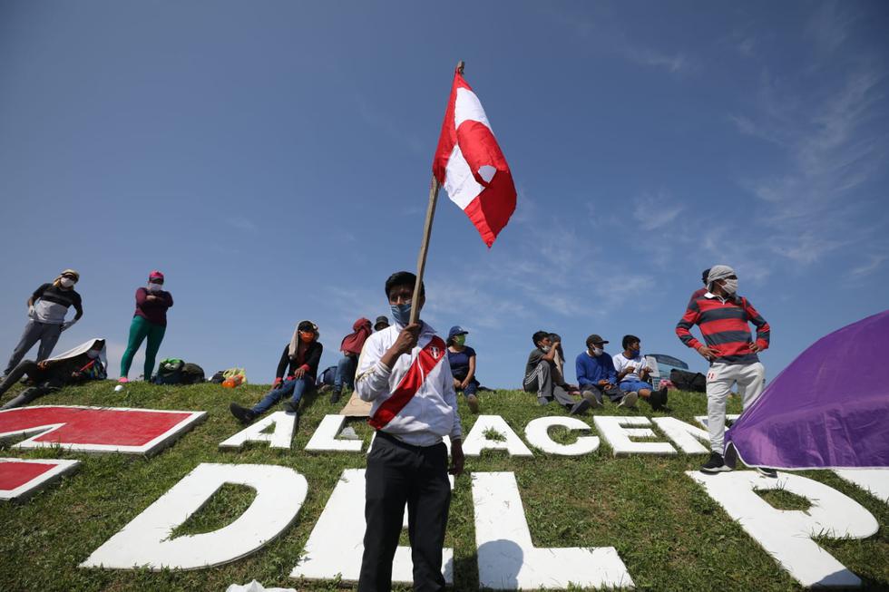 Cusco: decena de pobladores caminan por la Panamericana Sur para llegar a la Ciudad Imperial. Foto: Britanie Arroyo / GEC