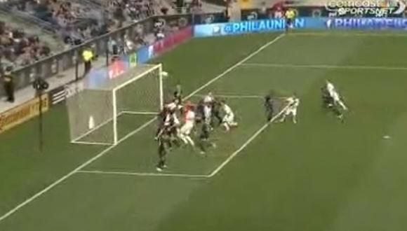 Arquero intenta despejar el balón y mira lo que pasó [VIDEO]