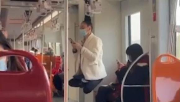 Una artista del trapecio del circo de Shanghai sorprendió a propios y extraños en el metro con su acrobacia que parece desafiar la gravedad. | Crédito: Daily Mail / YouTube