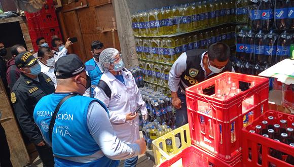 Las autoridades inmovilizaron 1,392 botellas envasadas que estaban a punto de ser distribuidas en diferentes zonas de la capital. (Foto: Municipalidad de Lima)