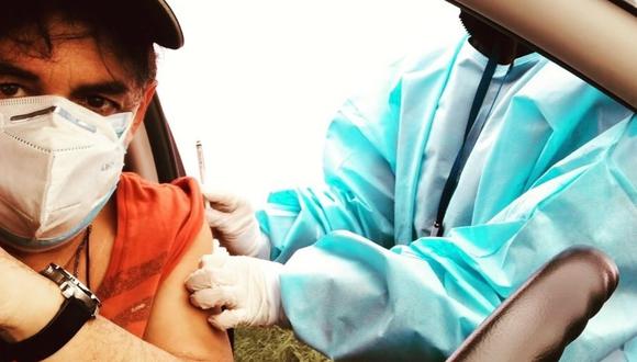 Pelo Madueño recibió la vacuna contra el COVID-19 en el vacuna car de Miraflores. (Foto: Facebook de Pelo Madueño)