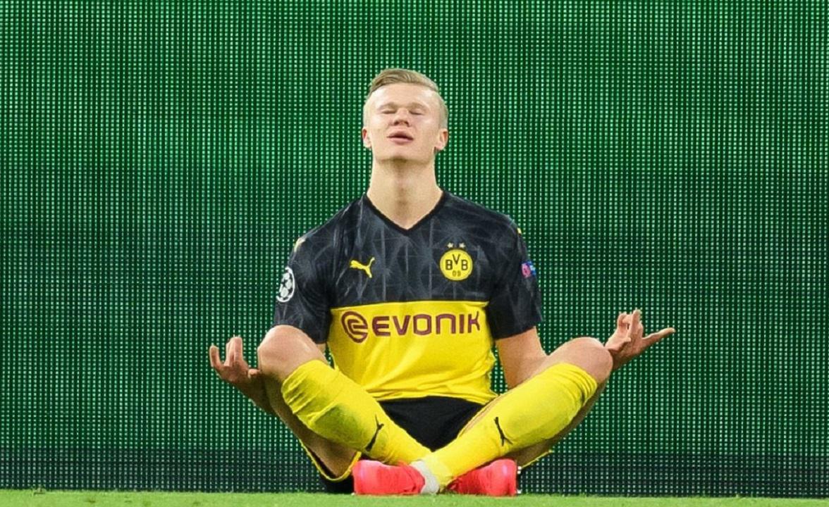 Erling Haaland copió festejo de Martín Palermo en la victoria de Borussia Dortmund sobre PSG (Photo by SASCHA SCHUERMANN / AFP)