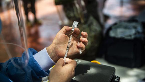 A la fecha, miles de peruanos han sido vacunados con una y dos dosis de la vacuna Pfizer. (Foto: AFP)