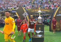 ‘Gabigol’ tocó la Copa Libertadores en el ingreso de los equipos | VIDEO